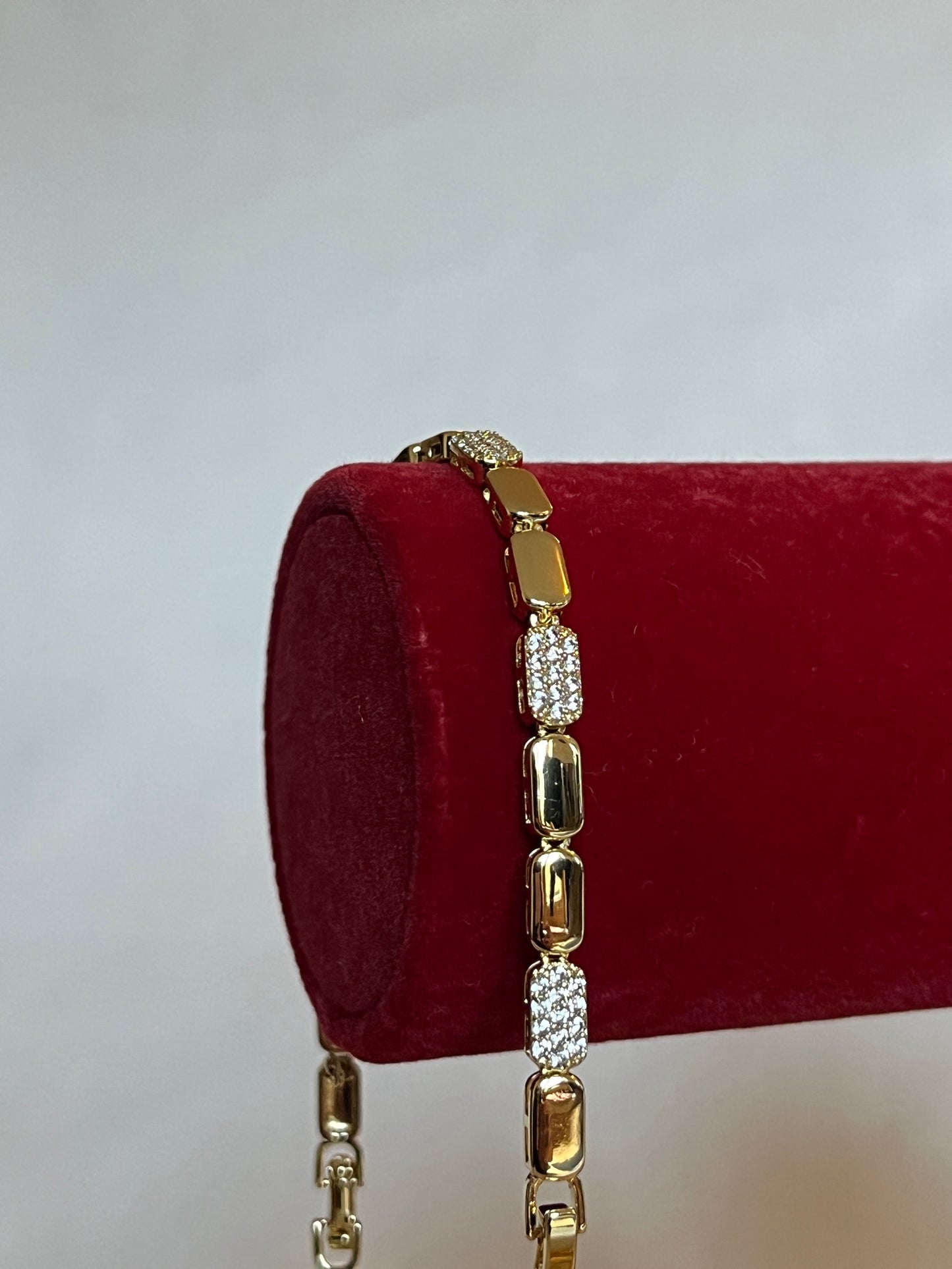 Oval Link Bracelet with Stone